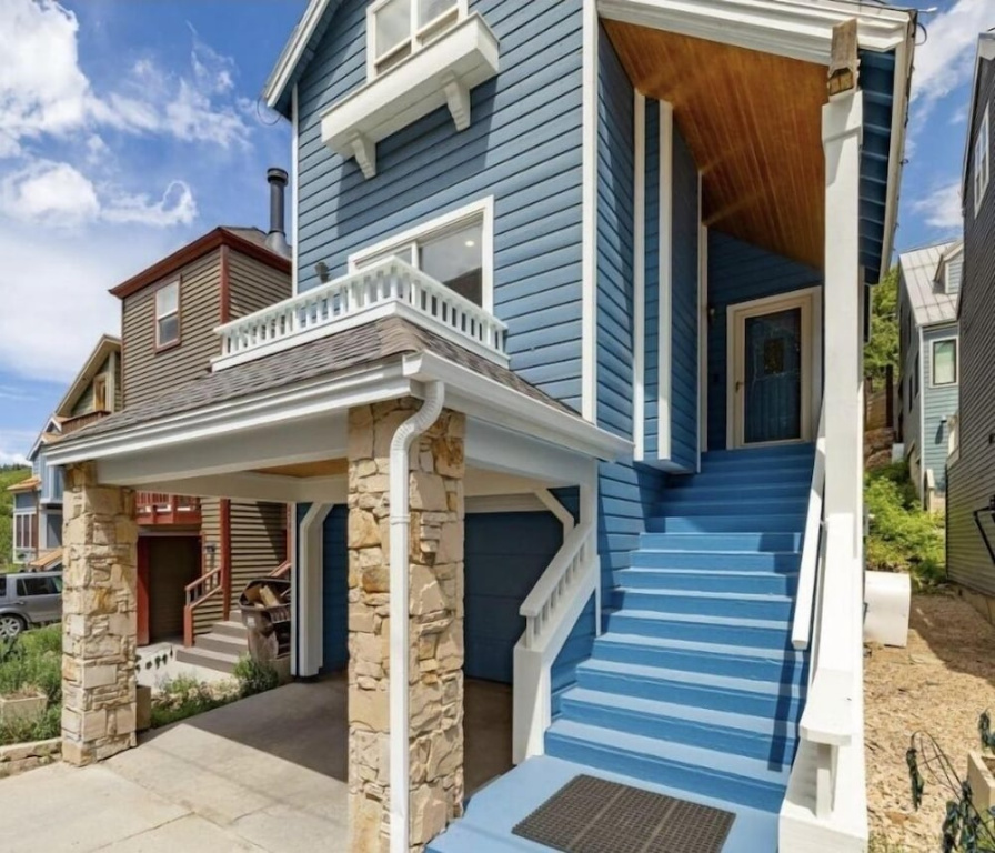 Charming Family Retreat With New Hot Tub, Walk To Main Street & Transit Center 470 3 Bedroom Home
