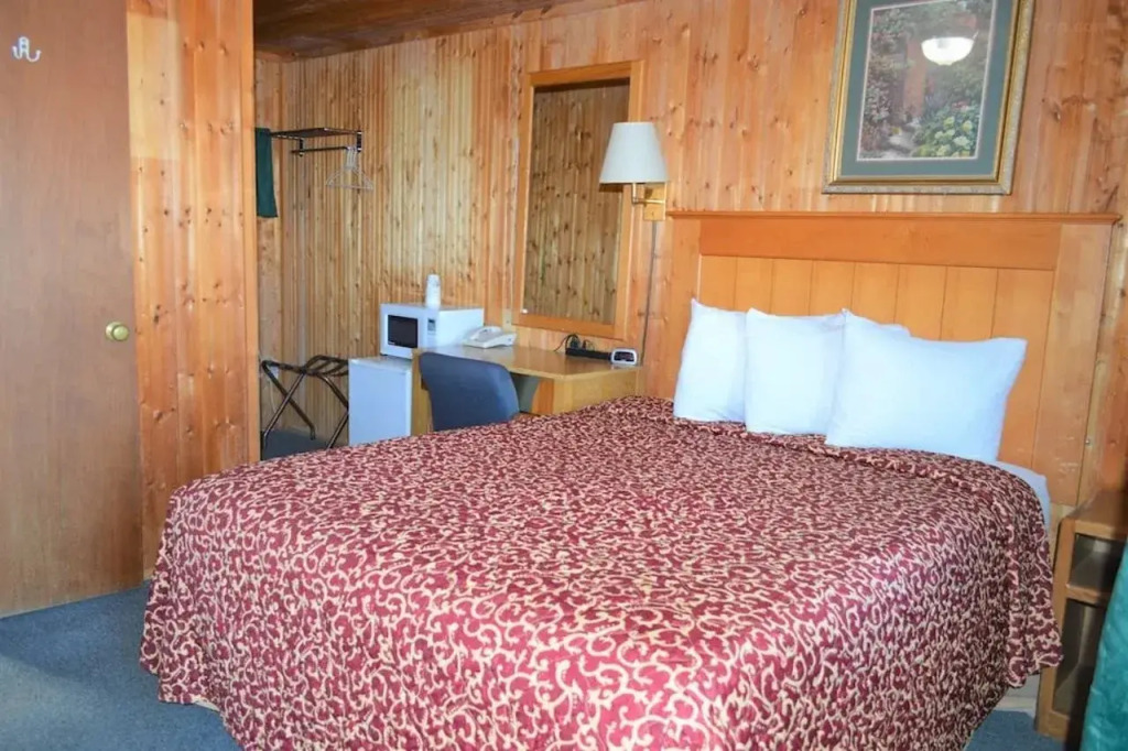 Green Acre Motel by OYO Near Rush County Airport