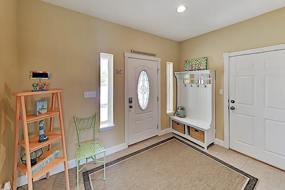 Modern Beach W/ Gourmet Kitchen & 2 Pools 3 Bedroom Home