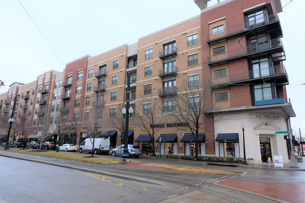 1 BR Uptown Apt close to shopping by Frontdesk