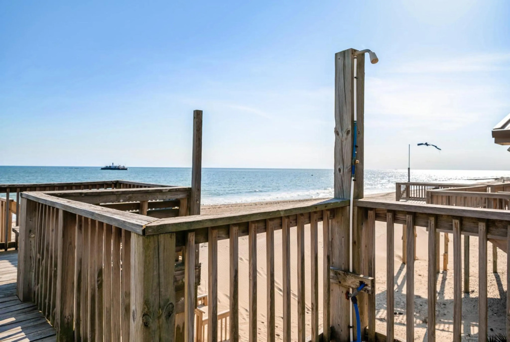 Front Row by Oak Island Accommodations