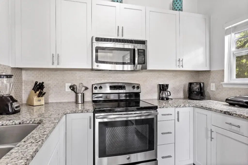 4 Bd 3 Ba Lucaya Village 26-108