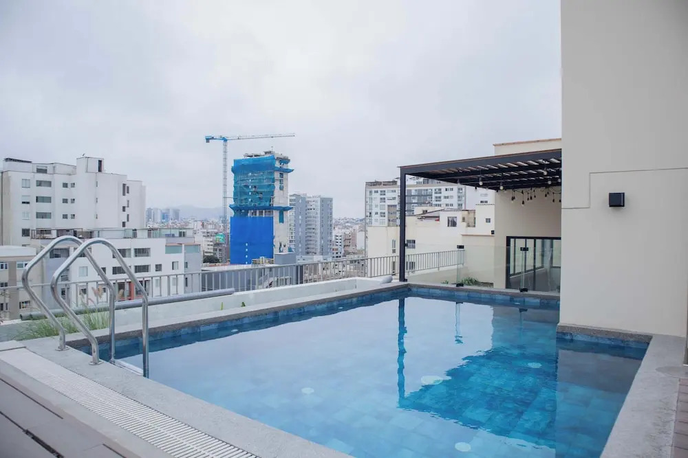 w Striking 1BR w Perfect Balcony Near Kennedy Park