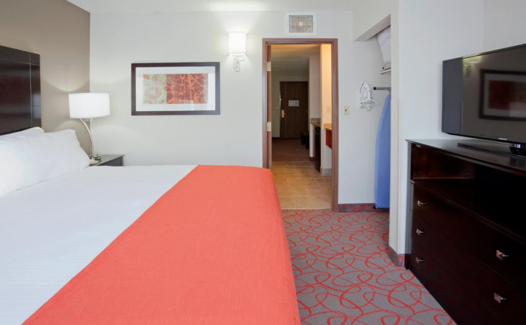 Holiday Inn Express & Suites Bloomington West by IHG