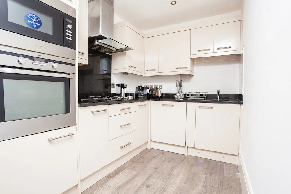 Beautiful 4 Bedroom House in South Kensington