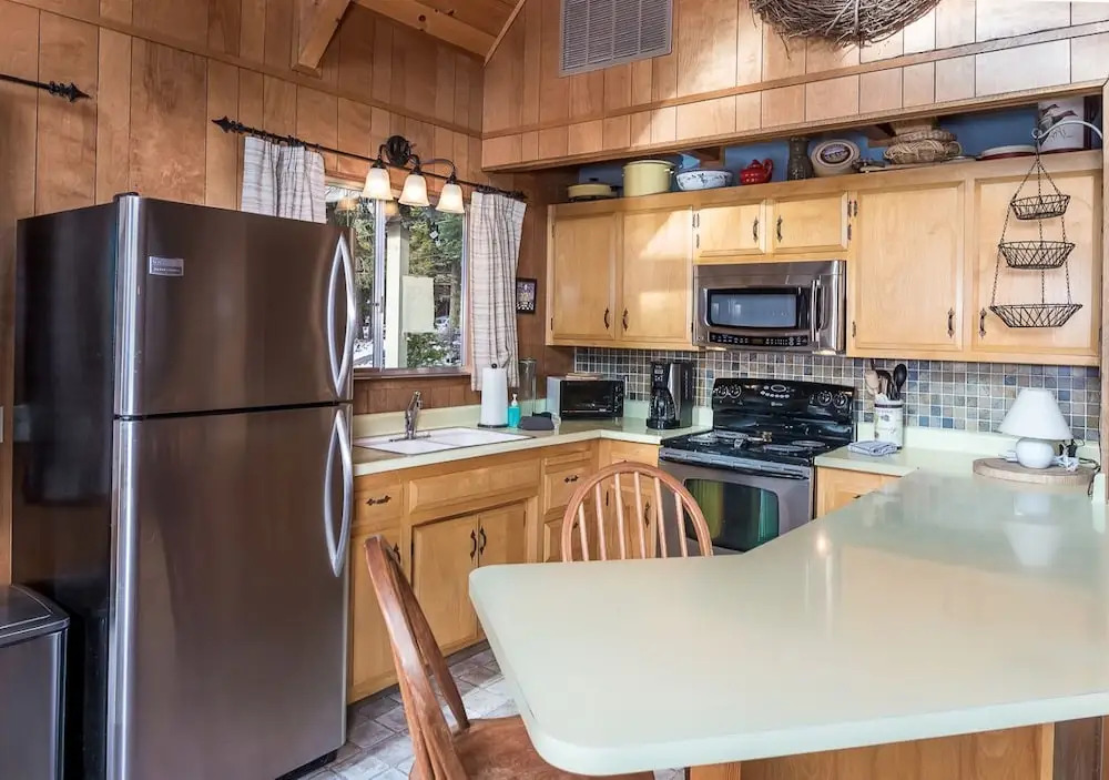 The Honey Bear Cabin With Fireplace and Large Deck! #109