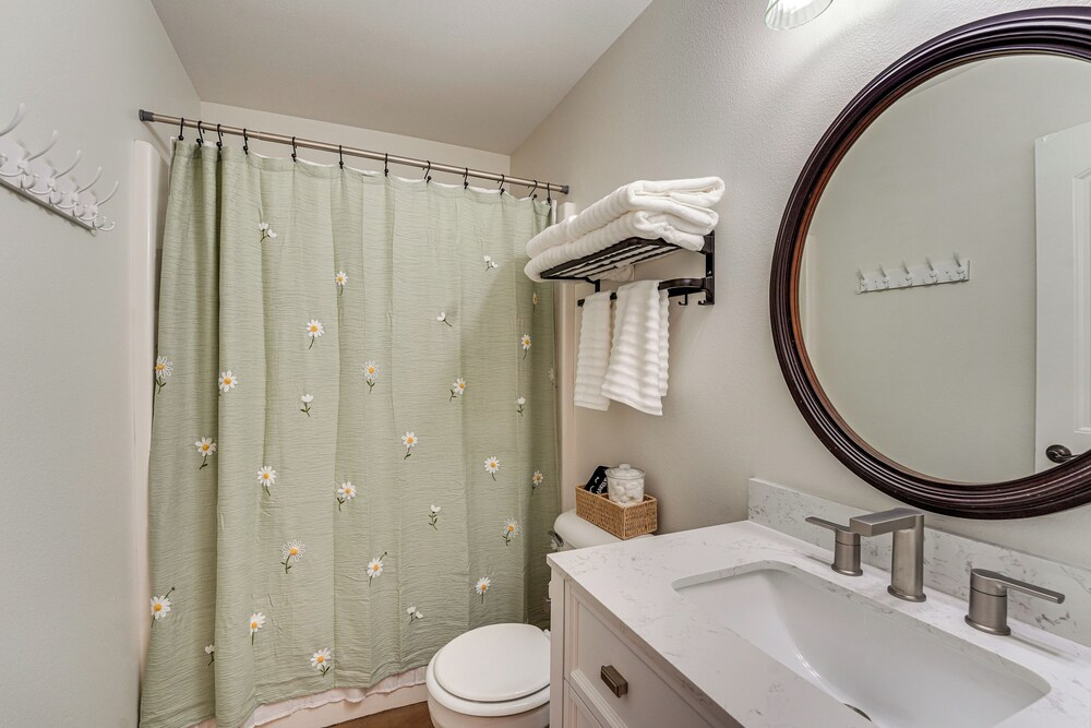5 Mi to Univ of Arkansas: Cozy Townhome w/ Deck