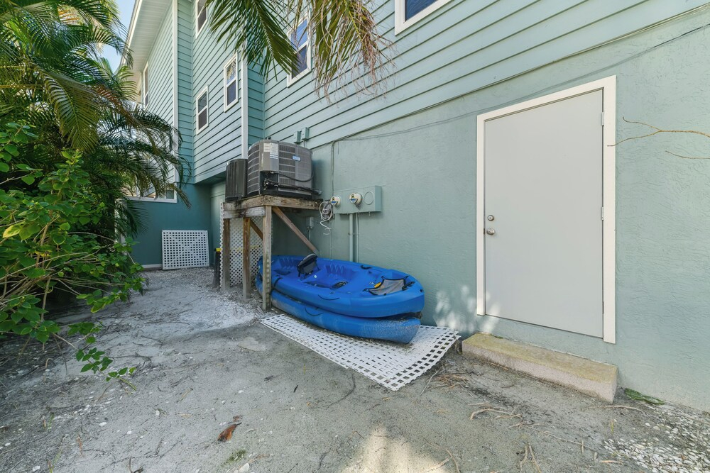 Steps to Ocean & Bay: Bradenton Beach Townhome!