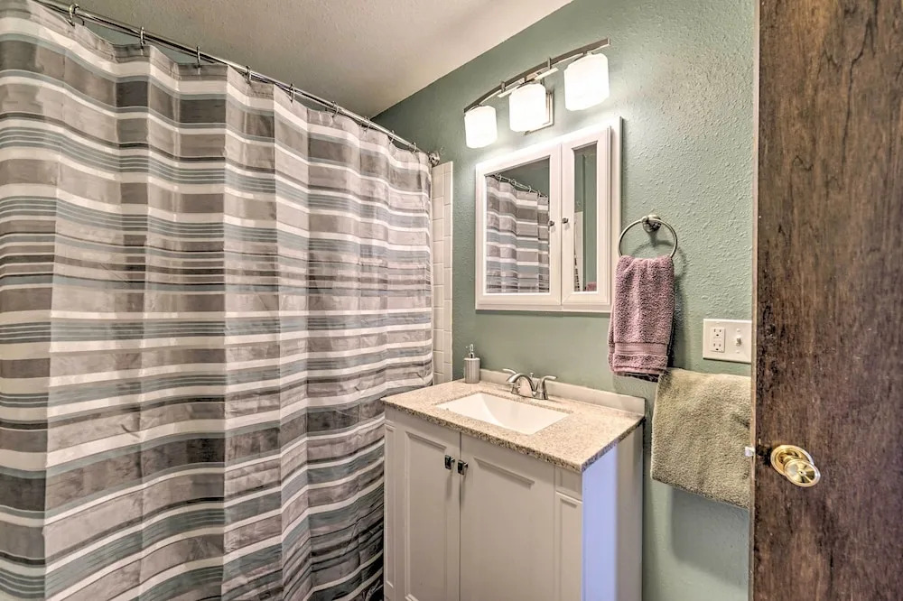 Luxe Updated Home w/ Grill + Hot Tub: 4 Mi to Rmnp