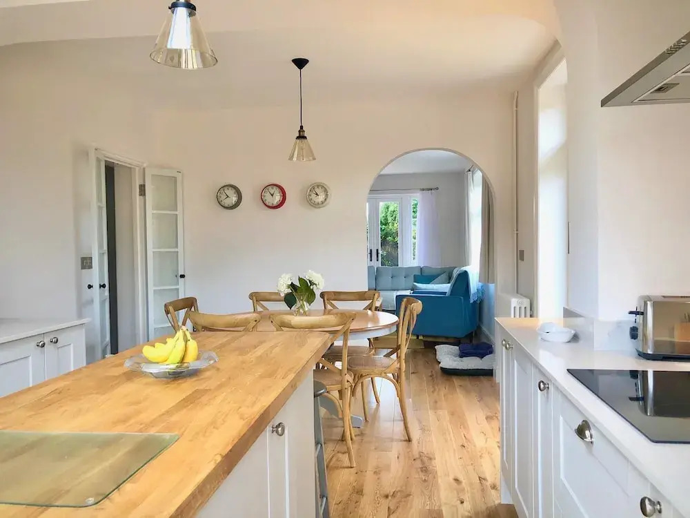 Charming Seaside Cottage - 5-min Walk to Beach