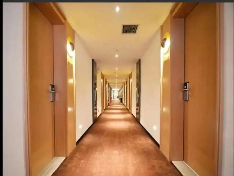 IU Hotel Zhengzhou Xinzheng Sias International University Branch