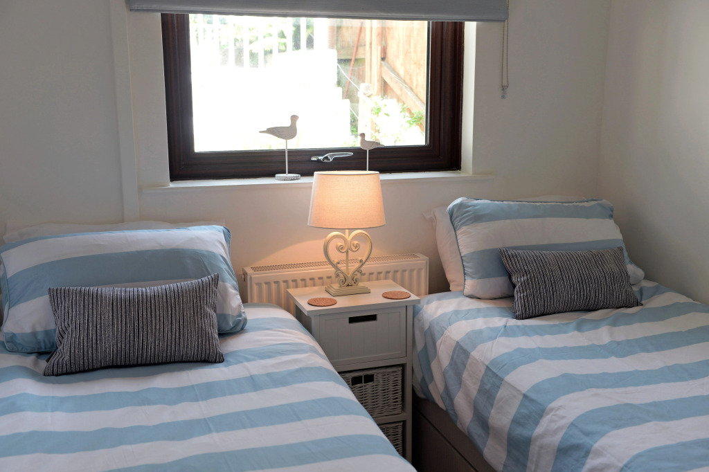 Valley Retreat - Peaceful Location, Walk to Beach, Parking