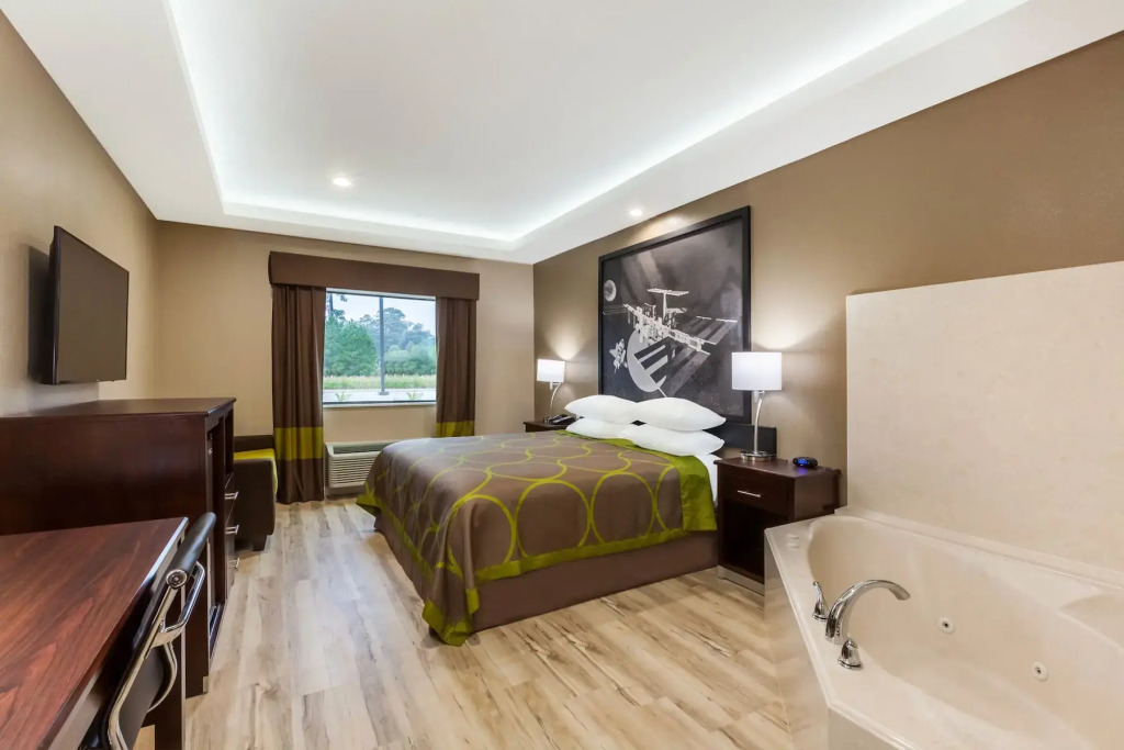 Super 8 by Wyndham Kingwood Houston North