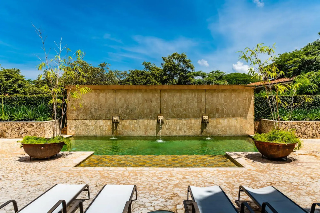 LUXURY 3BR appt, CENTER, 2 min to BEACH, hi-speed wifi