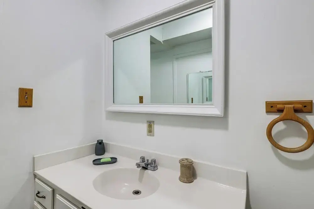 3 Mi to Belmont Stakes! Pet-friendly Home w/ Patio