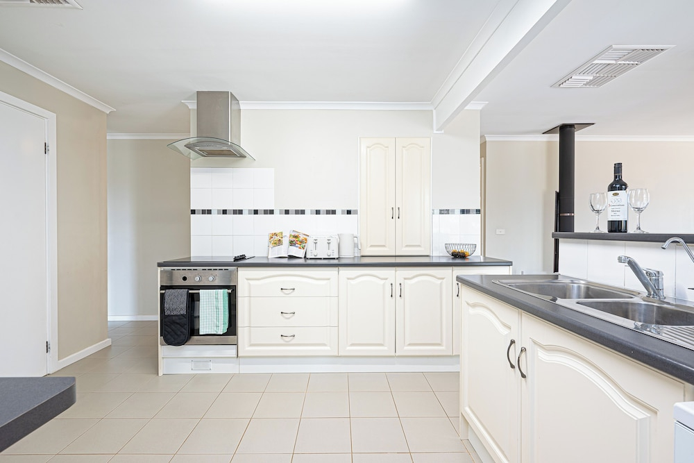 Villa Scalzi - 4-Bed Getaway