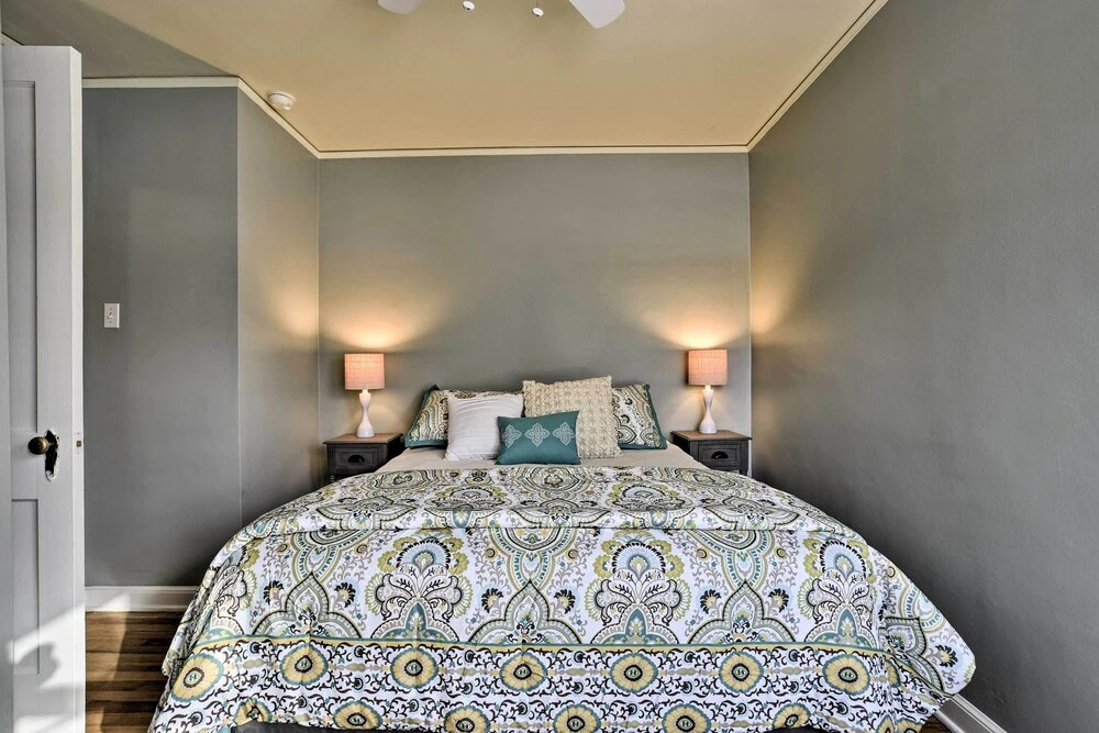 Townhome w/ Fast & New Wifi - Walk to Downtown!