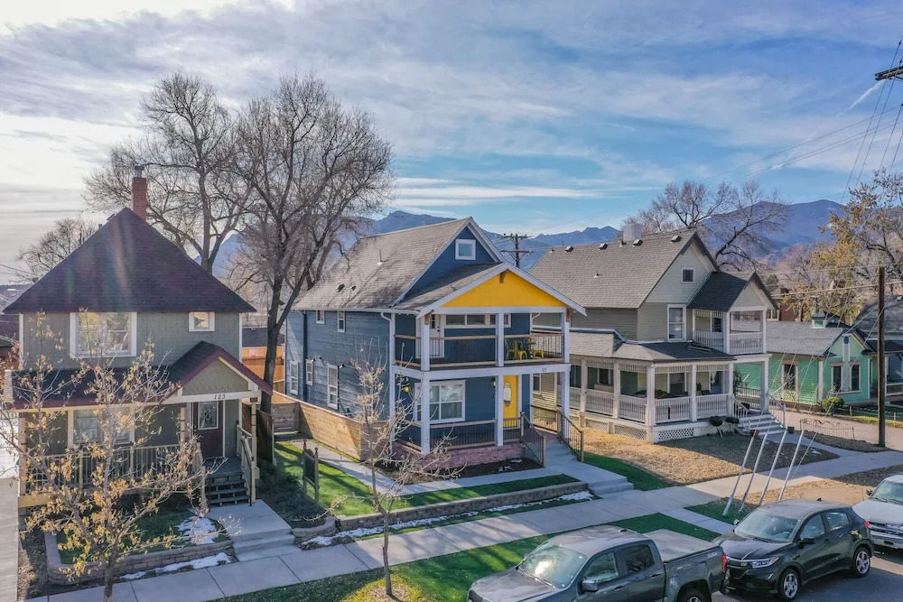 Trendy Urban Neighborhood & Dog-friendly Downtown