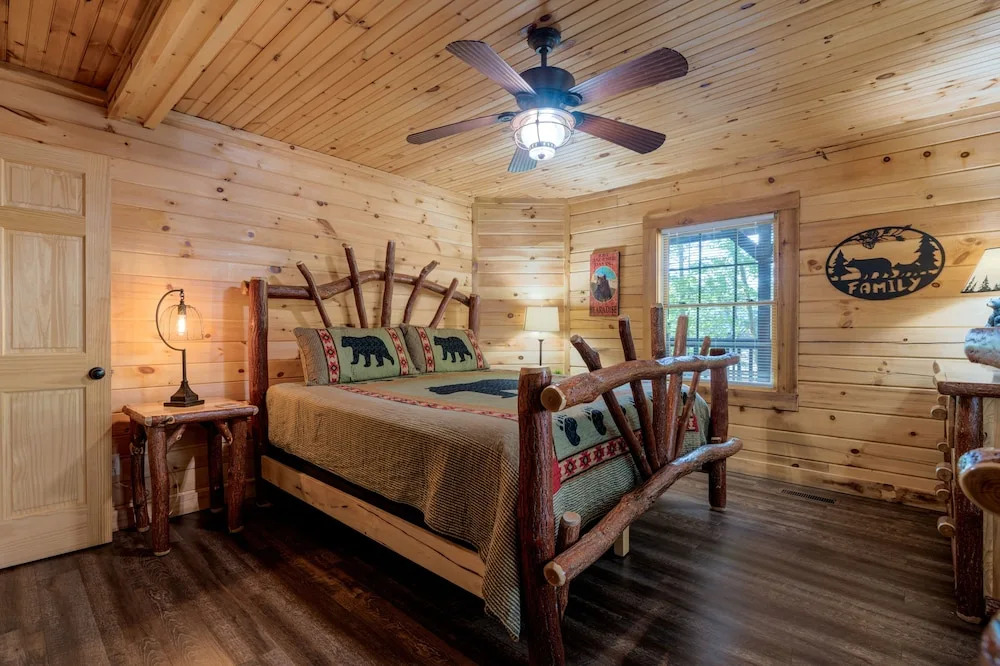 Black Bear Retreat 2 Beds! 2 Bedroom Cabin