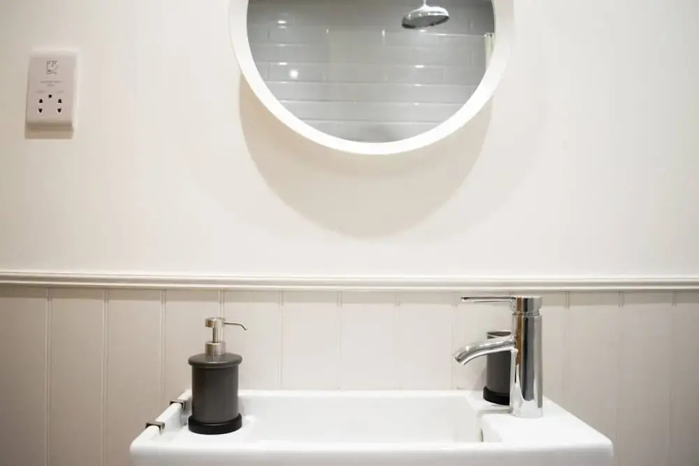 Modern 1 Bedroom Top Floor Flat in West London