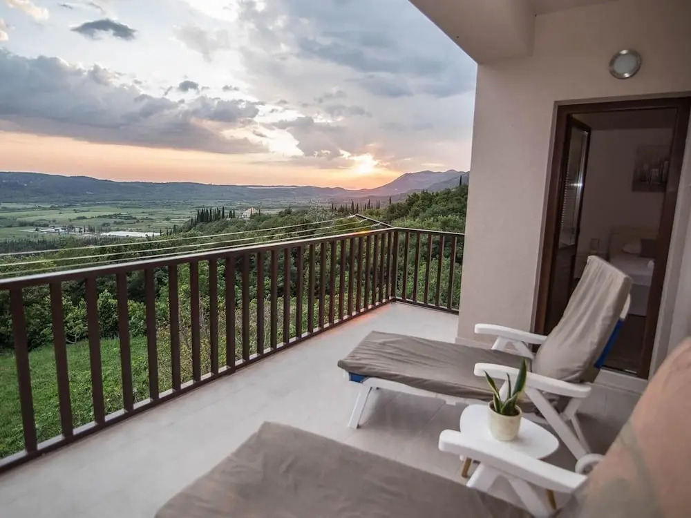 Spacious Apartment, Private Terrace in the Countryside, Wi-fi and Parking