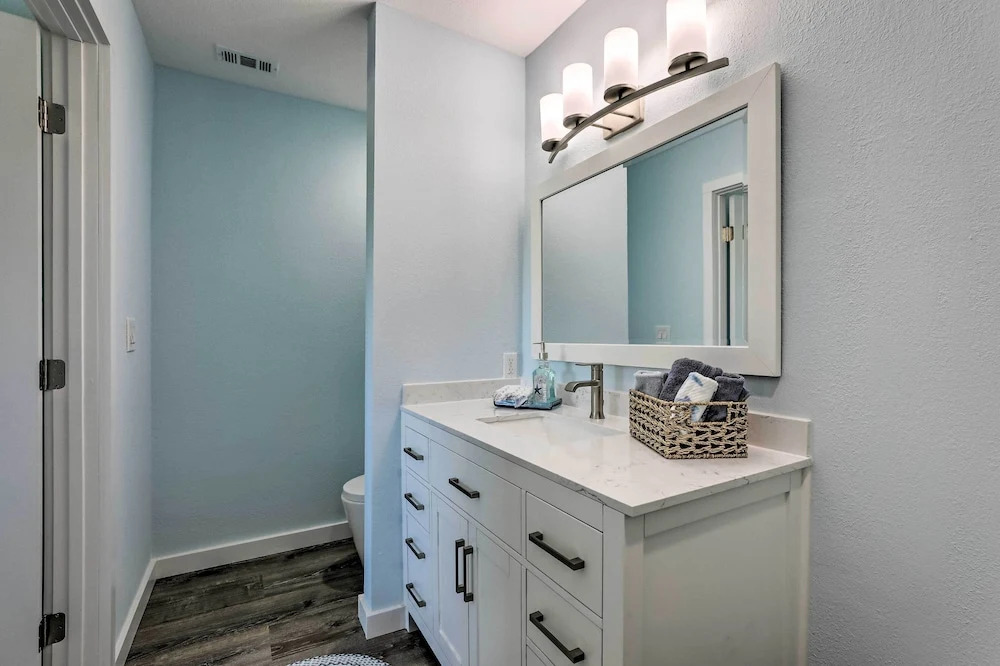 Holmes Beach Retreat: Walk to Beach & Dining!
