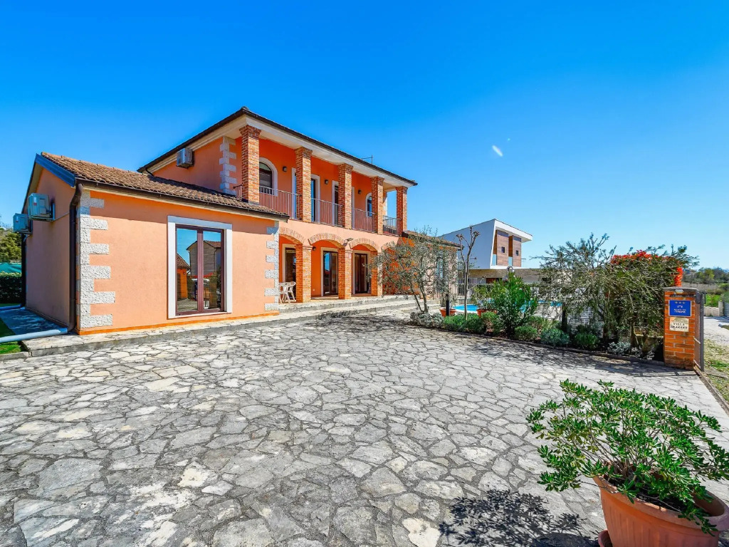 Large villa with private swimming pool and enclosed garden