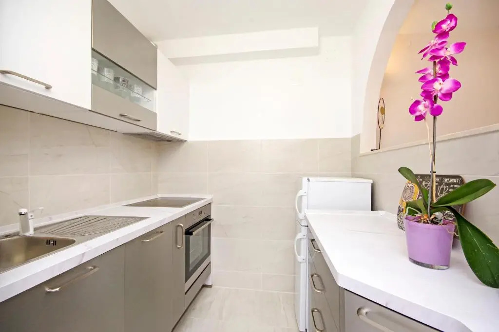 Split Symphony Garden: Modern, new Apartment (4+1), 5 min walk to ˝Firule˝ SAND BEACH, 12 min walk to CITY CENTER