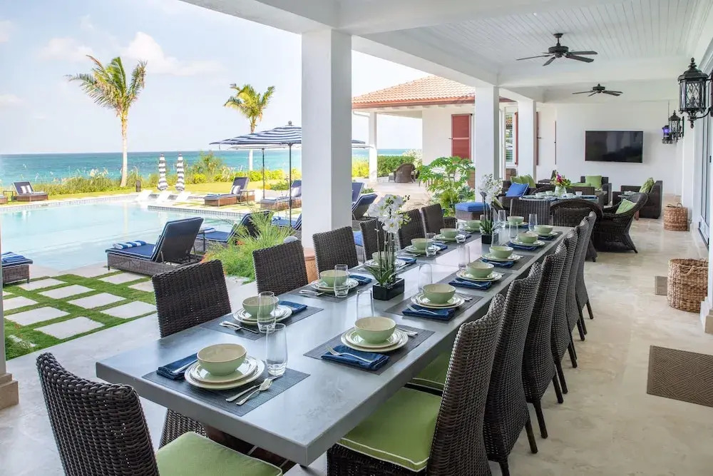 Island Haven: Oceanfront Retreat With Infinity Pool