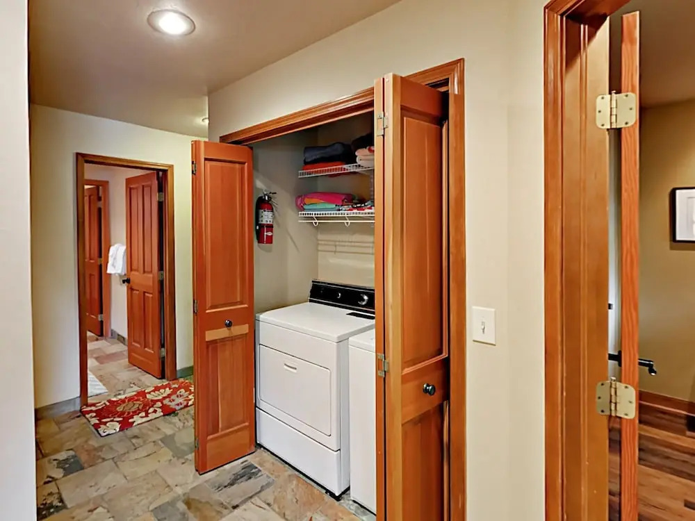 Window-lined  With Hot Tub 4 Bedroom Home