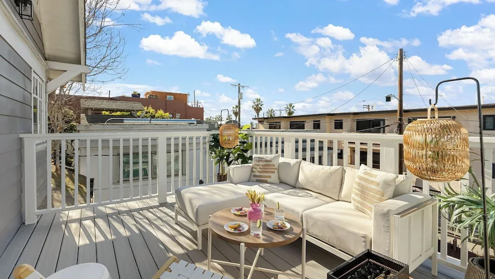 Venice Veranda by Avantstay 3-min Walk to Beach + Rare Walk Street EV Charger + Firepit + Outdoor Dining