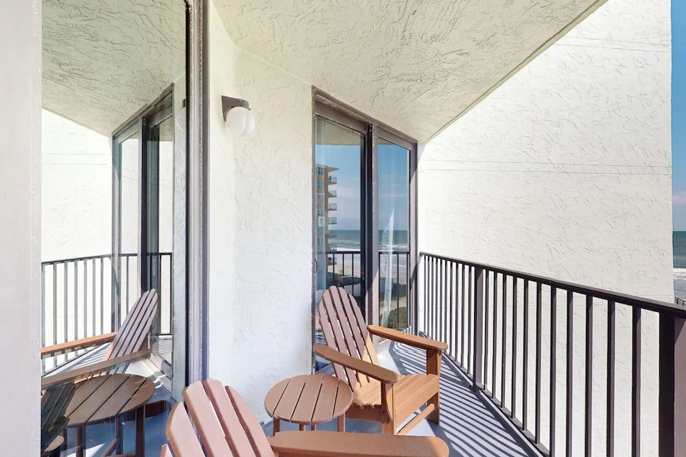 1BR Stylish Condo w/ Ocean Views, Pool