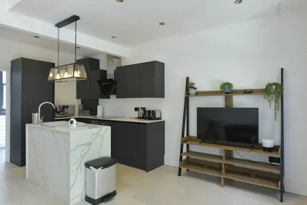 Contemporary 2 Bedroom Apartment on Columbia Road