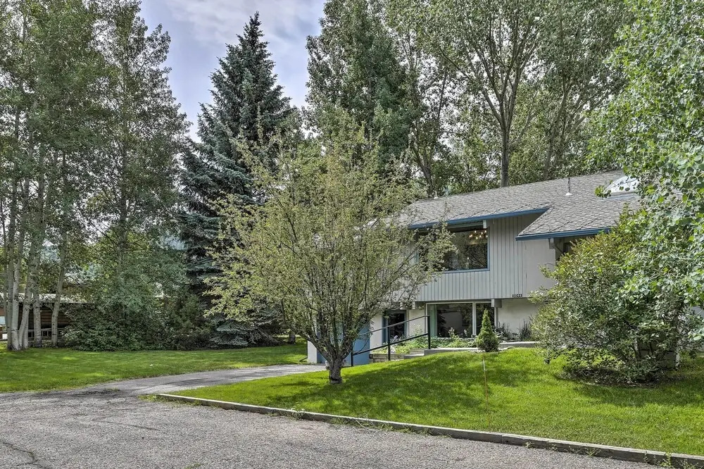 Modern Mountain Escape on Golf Course w/ Hot Tub!