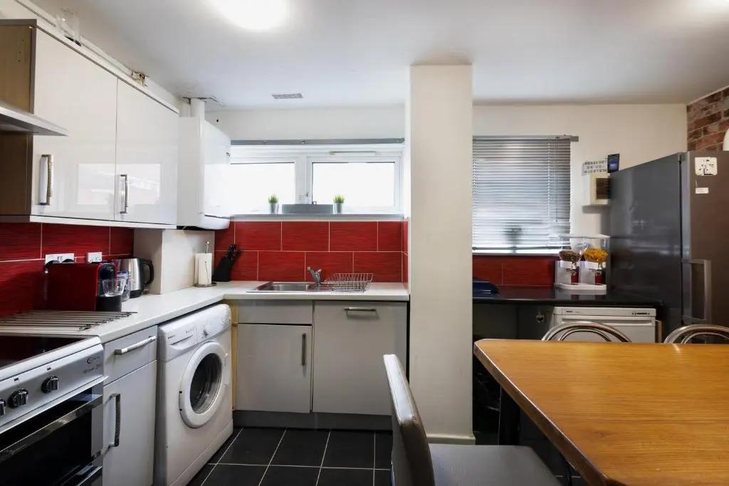 Arena Central - 6 Beds 2 Bathrooms Parking Space