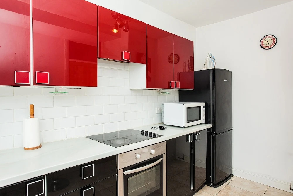 Bright 2 Bedroom Property With Balcony