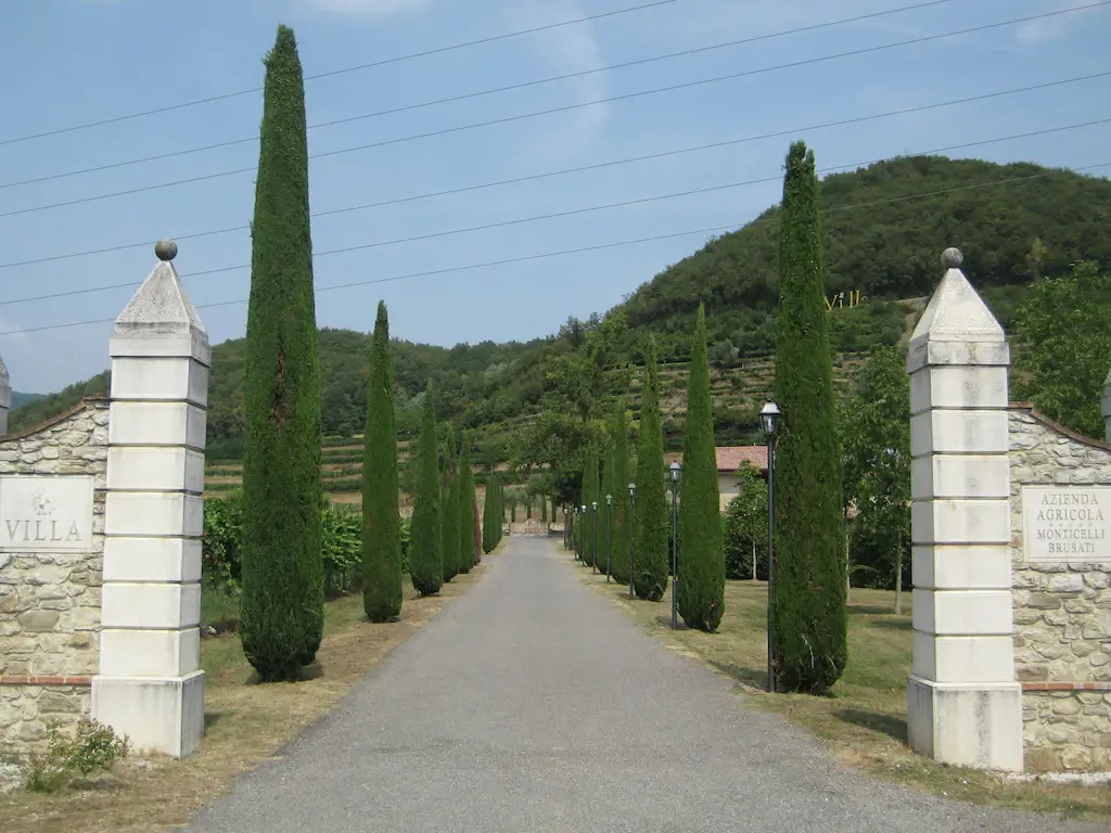 Snug Apartment in Monticelli Brusati near lake Iseo