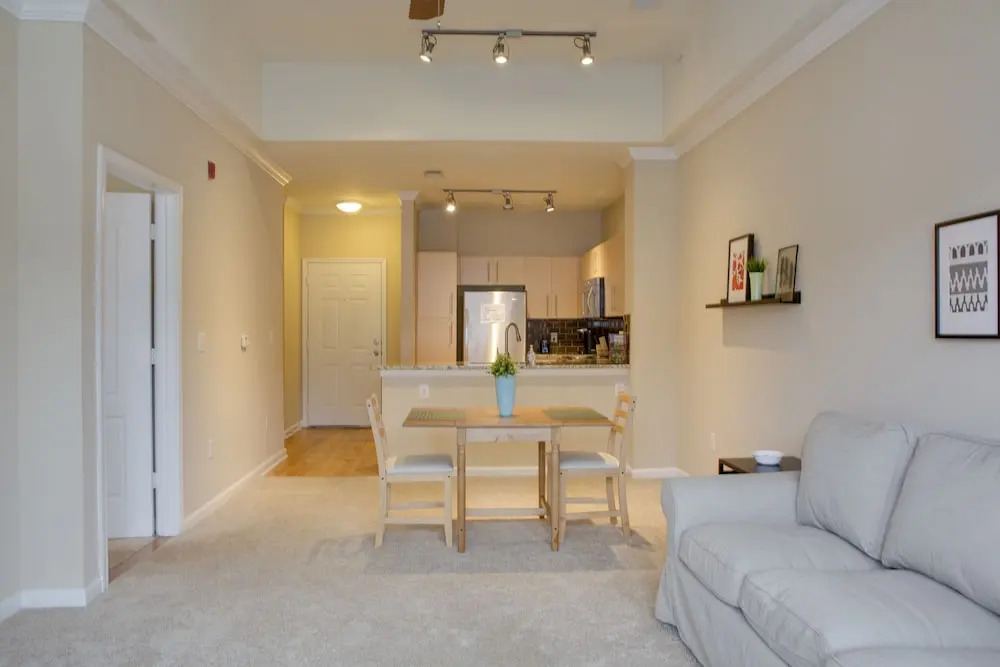 Southend 1 BR Apt with Parking by Frontdesk
