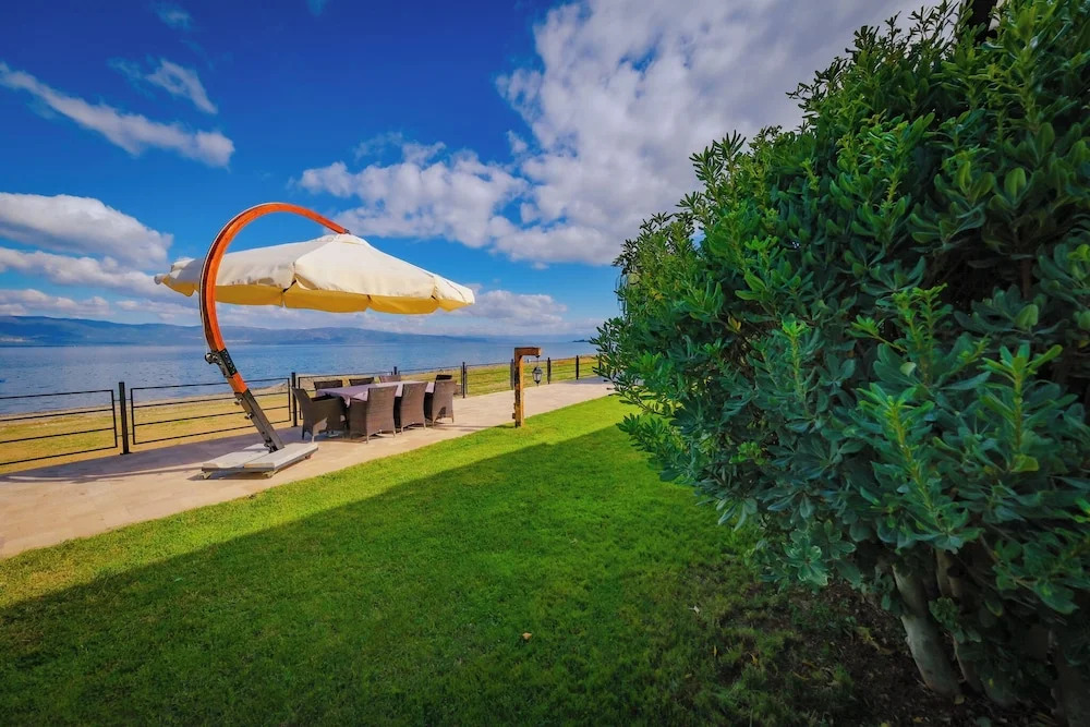 Villa Lake Paradise