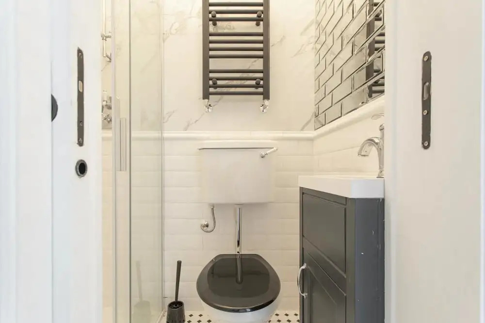 London Apartment- 4 Bedrooms-garden and Parking