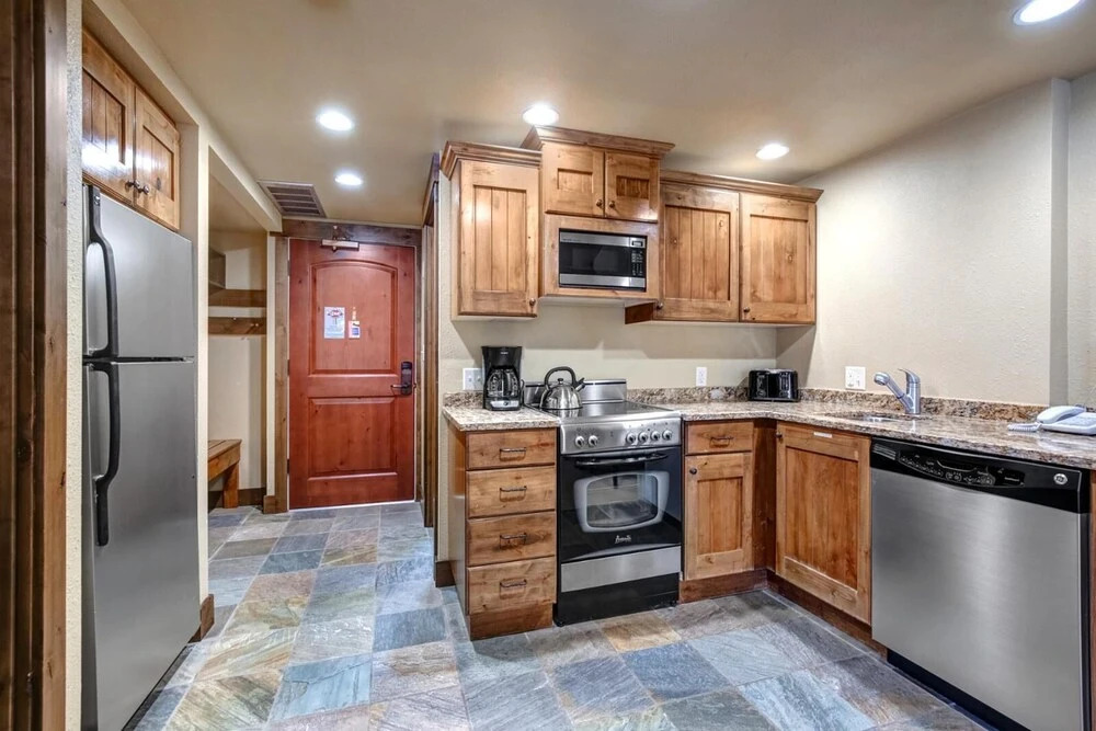 K B M Resorts- Cbi-202 Upgraded 1bd, Wood Fireplace, Full Kitchen, Wifi, Walk to Slopes!