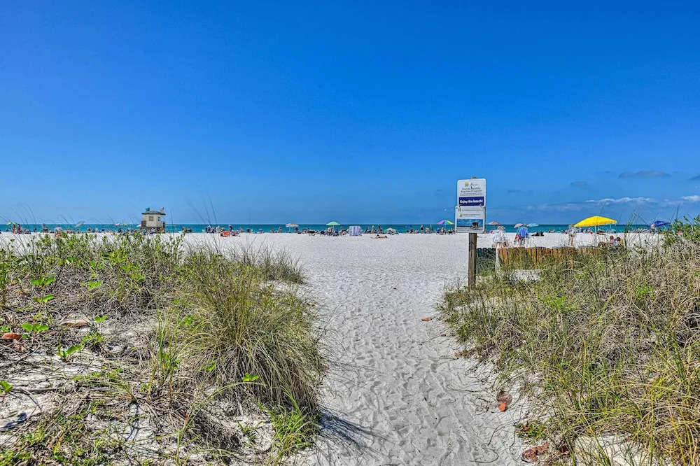 Lido Key Hideout w/ Patio & Yard + Walk to Beach!