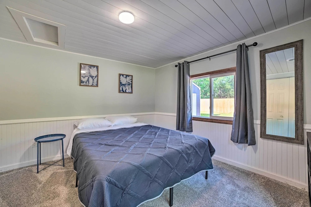 Prudenville Retreat w/ Yard ~ 1 Mi to Lake!