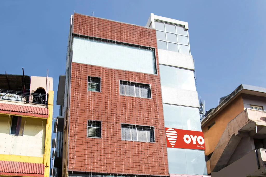 OYO 15711 Athiti Residency