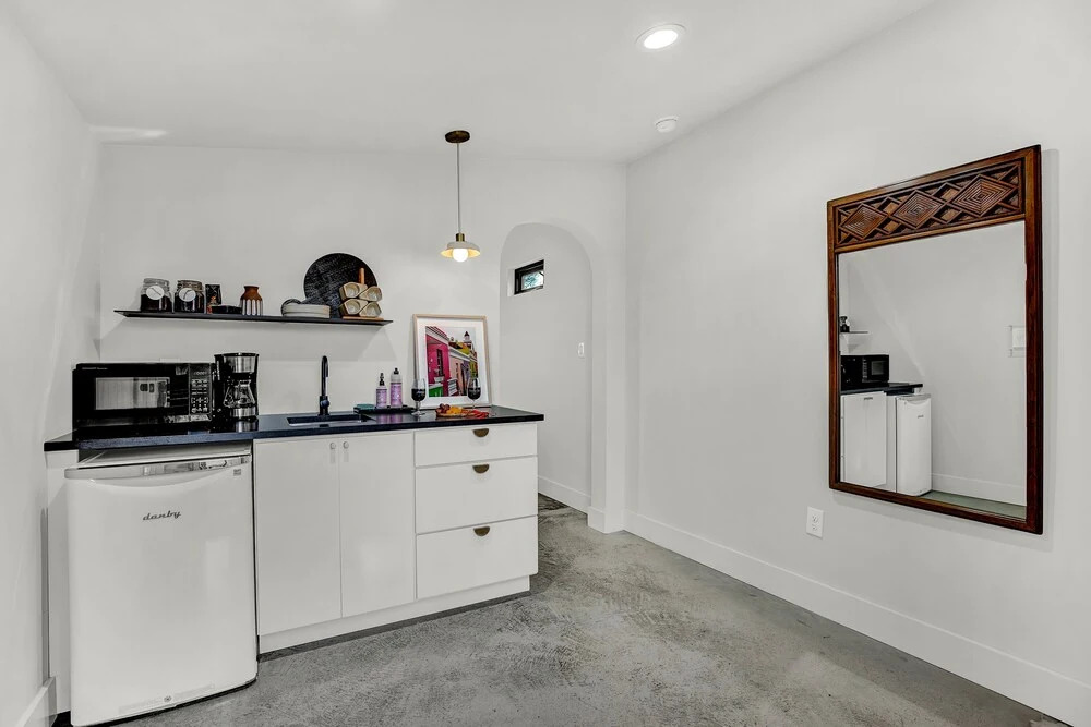 New! Stunning Modern Luxury Rental Steps to Main!