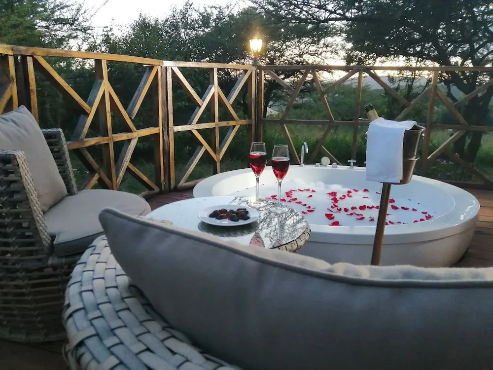 Emayian Luxury Camp