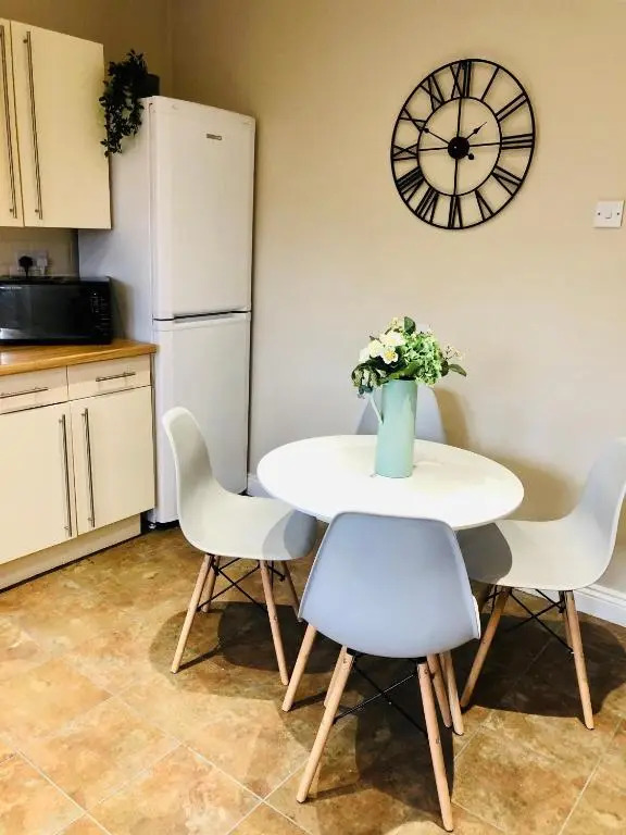 MODERN LUSH SHEFFIELD APARTMENT, SHEFFIELD UNI, NETFLIX, Nearby Paid Parking