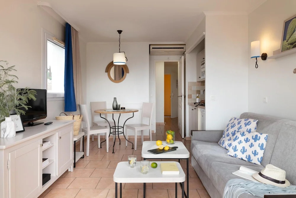 Stunning 4-person Sea View Haven