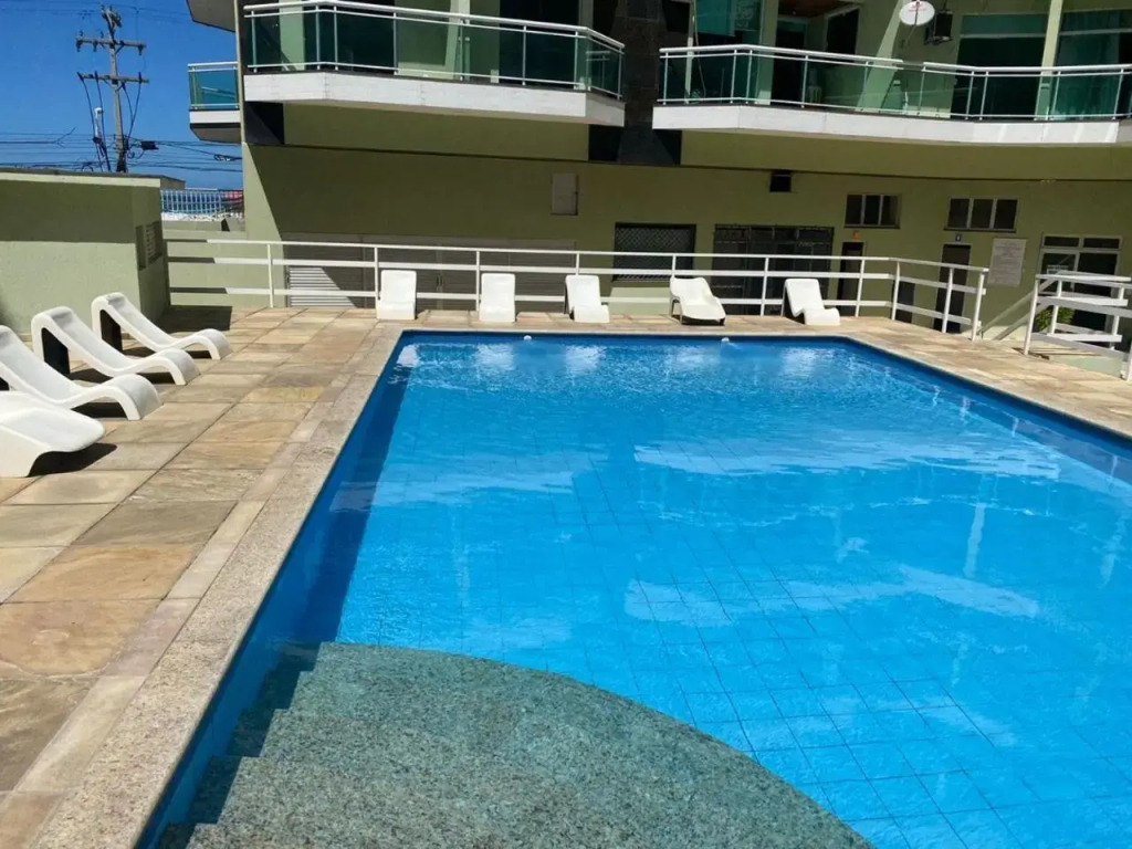Apto 2 quartos com AR Cond, prédio frente p/ praia