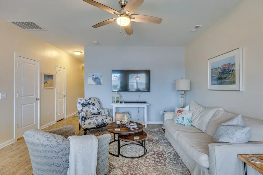 Sweet Dreamin Townhome ~ 7 Mi to Beach!
